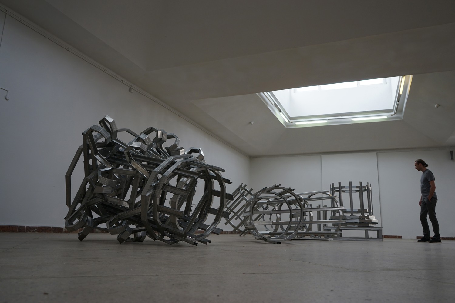A pilar that can not stand. 2015, Installation. Metal stands for drywall. Dimensions variable