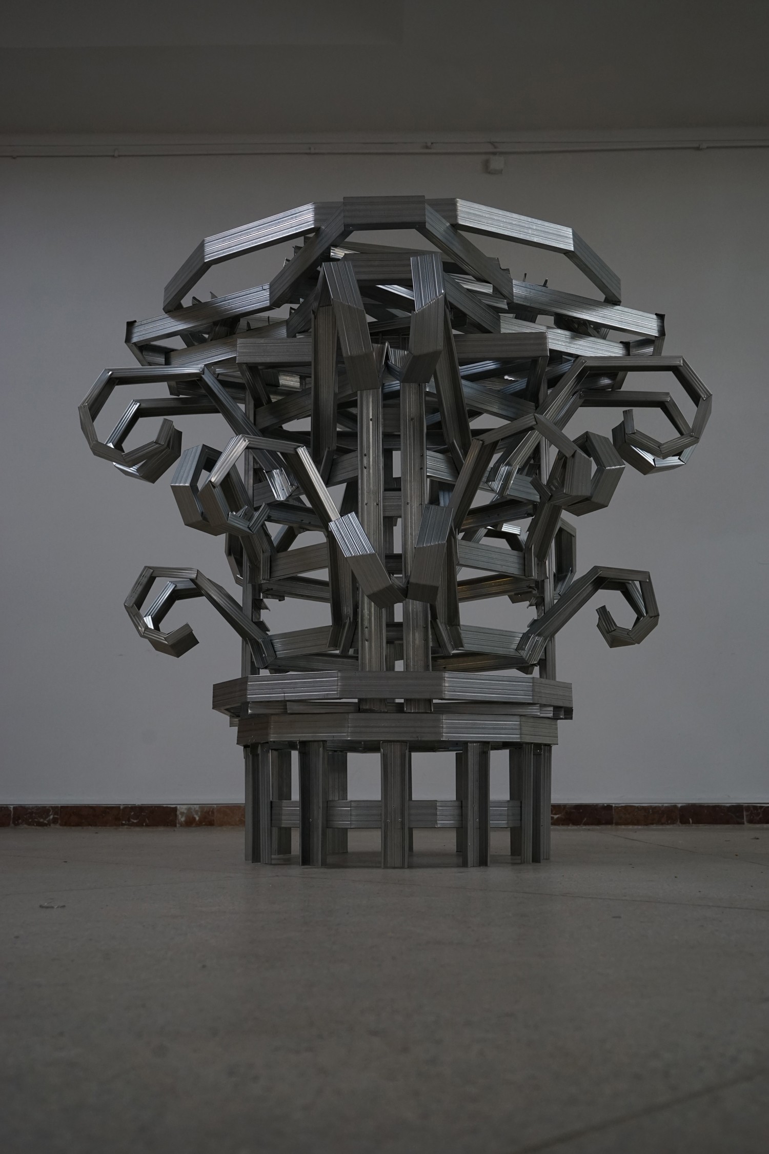 A pilar that can not stand. 2015, Installation. Metal stands for drywall. Dimensions variable