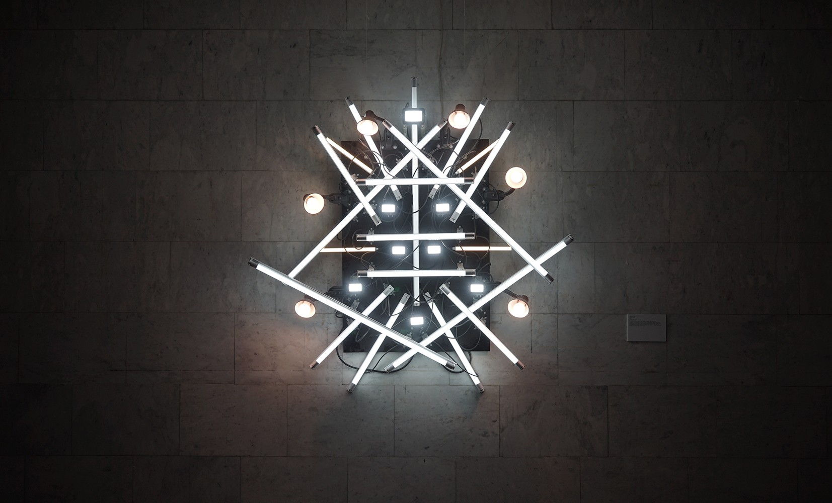 Jewel. 2017, lamps, electric wires, metal, plywood, 180 x 190cm