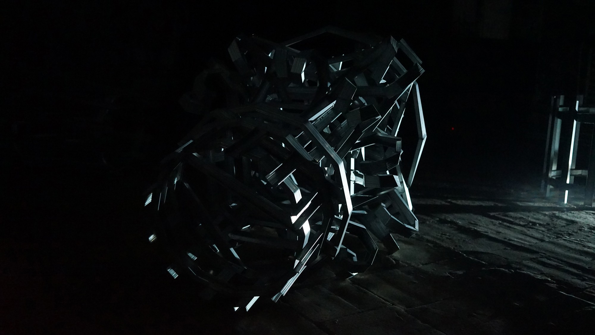 A pilar that can not stand. 2015, Installation. Metal stands for drywall. Dimensions variable
