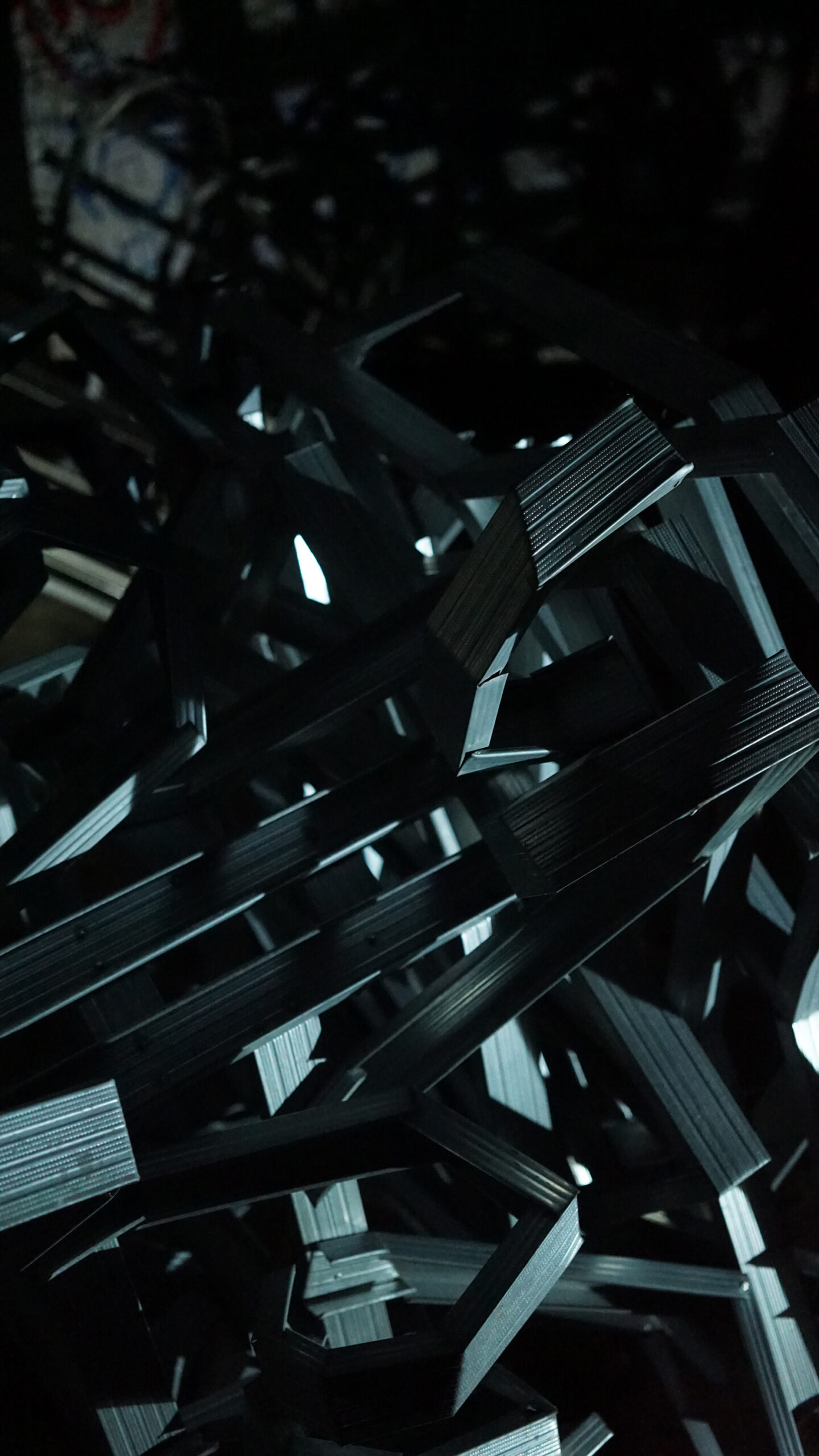 A pilar that can not stand. 2015, Installation. Metal stands for drywall. Dimensions variable