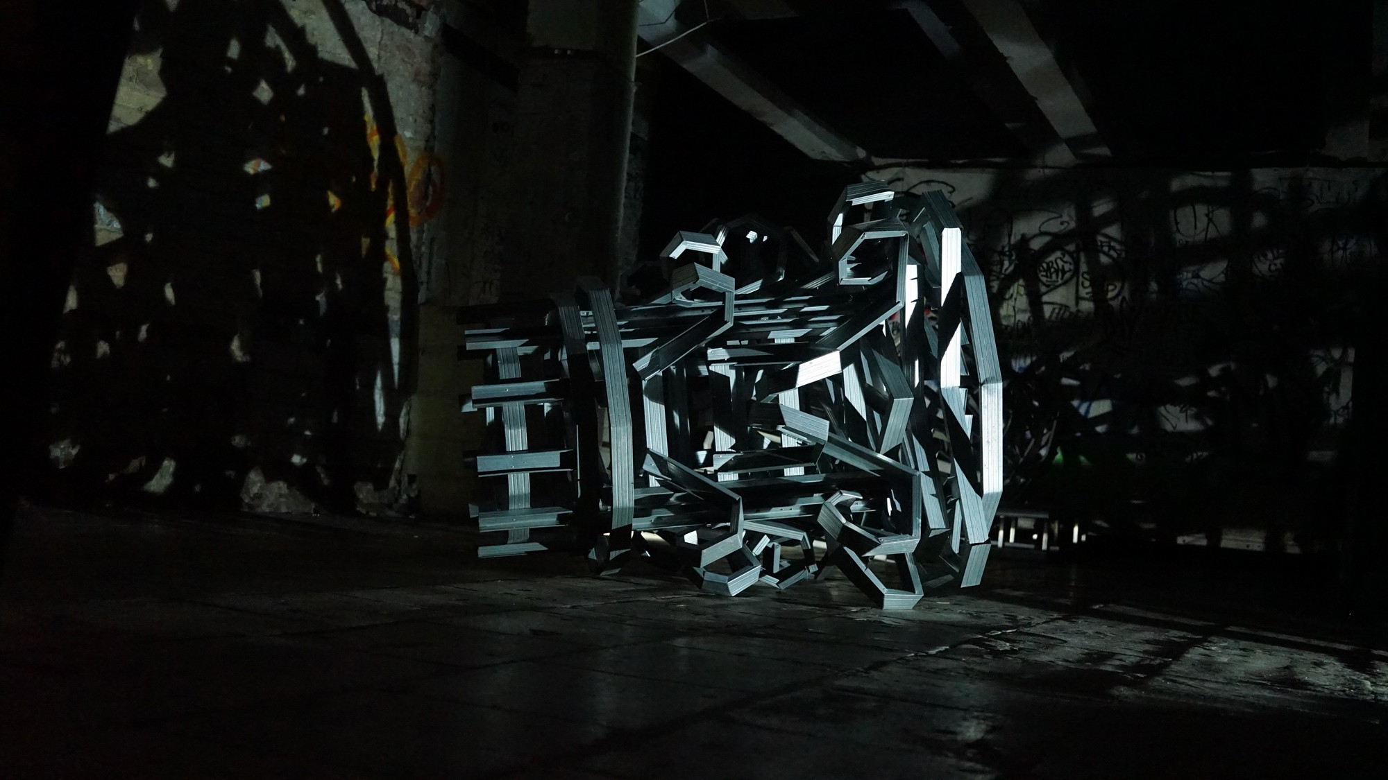 A pilar that can not stand. 2015, Installation. Metal stands for drywall. Dimensions variable