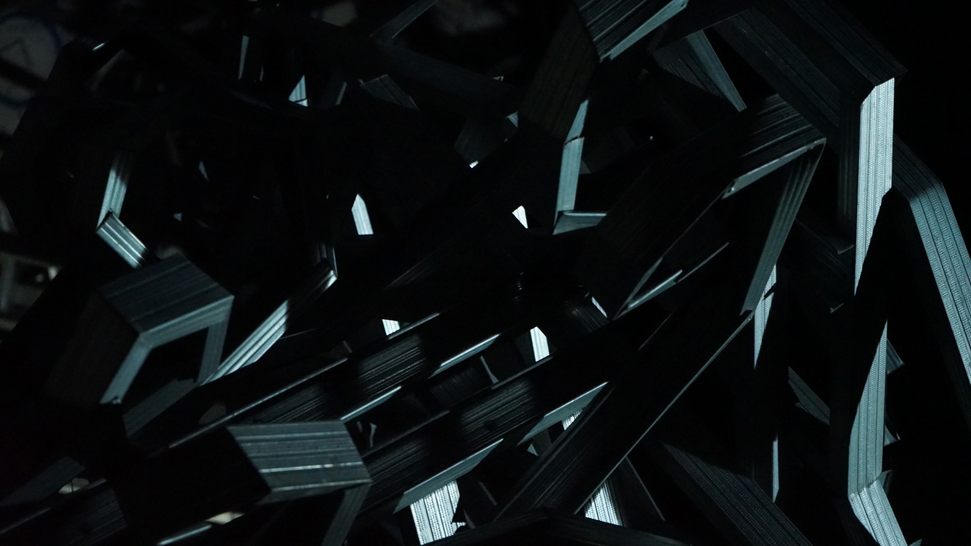 A pilar that can not stand. 2015, Installation. Metal stands for drywall. Dimensions variable
